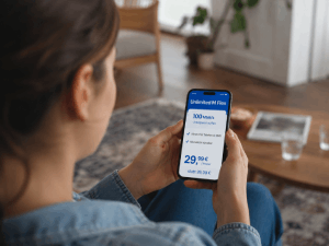 Frau blickt auf Smartphone mit o2 Unlimited M Flex