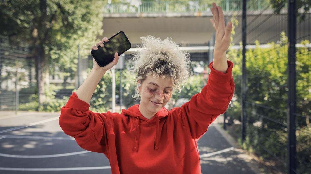 Junge Frau mit Smartphone - Vodafone