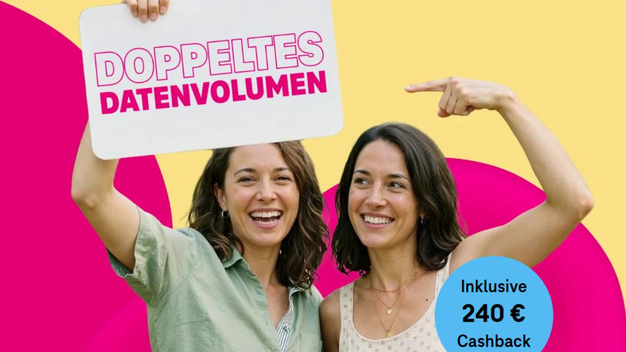 Zwei Frauen halten ein Schild mit 