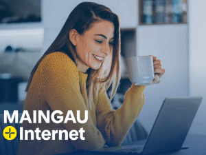 Maingau Energie: Frau surft am Laptop