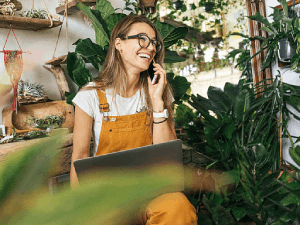 M-net Frau surft und telefoniert