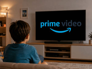 Kind sitzt vor Fernseher und sie Amazon Prime Video Kind sitzt vor Fernseher und sie Amazon Prime Video