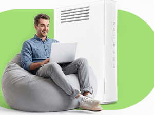 Pyur Mann sitz in  Sessel mit Laptop