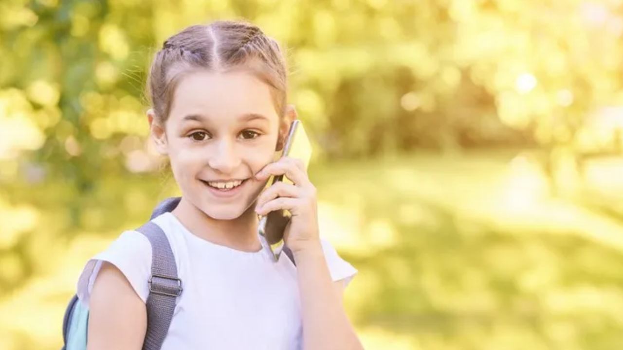 Schulkind mit Smartphone und 1&1-Tarif