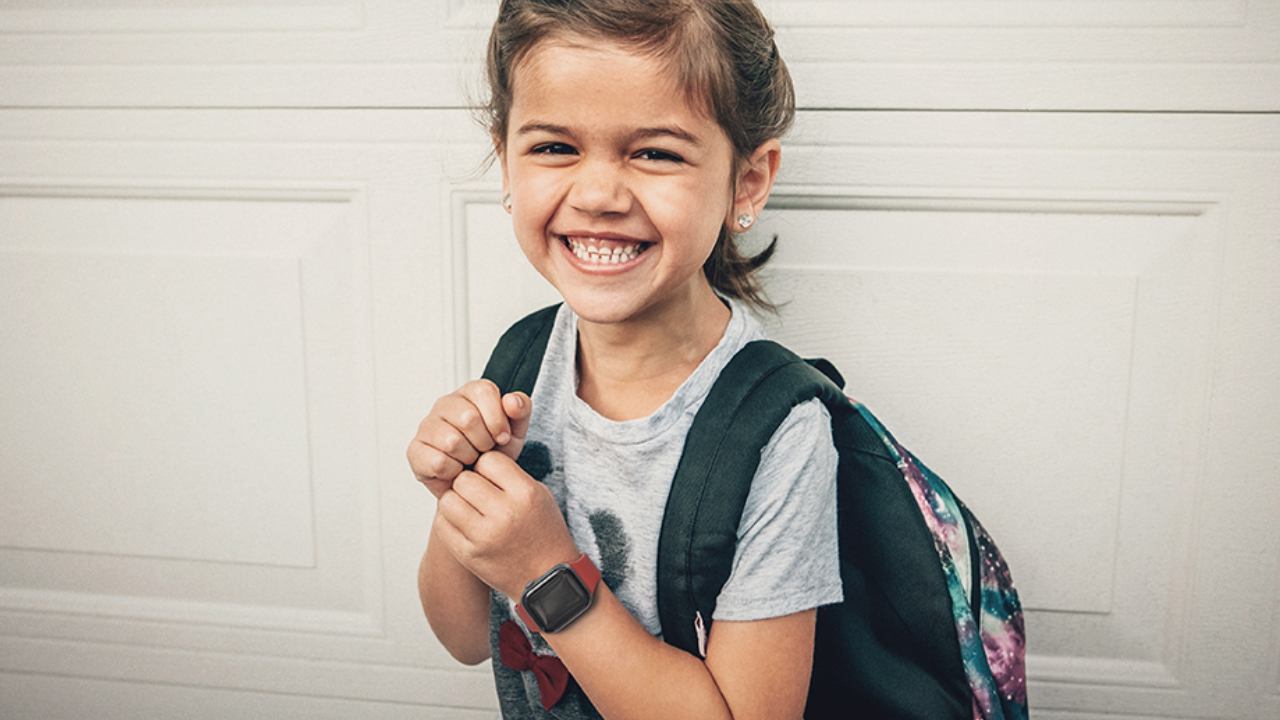 Schulkind mit Smartwatch von Vodafone